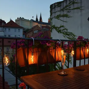 https://apartman-mala-strana-prague.praguehotelsweb.com