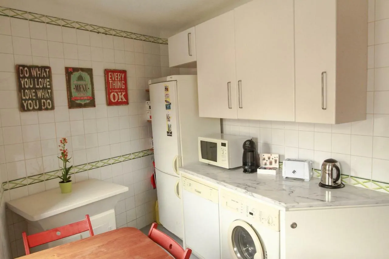 Cozy And Spacious Apartment In Graca, Lisbon